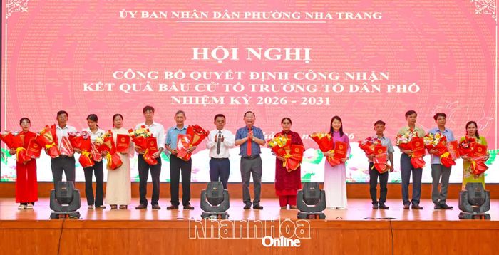Các tổ trưởng tổ dân phố nhận quyết định.