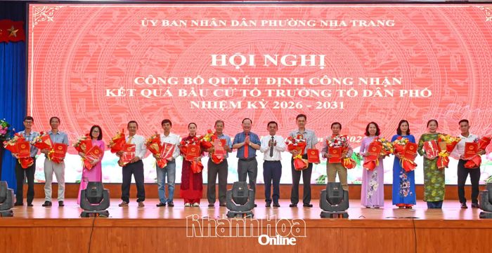 Các tổ trưởng tổ dân phố nhận quyết định.