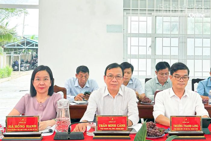 Các thành viên Đoàn Kiểm tra 668 tại buổi làm việc với Ban Thường vụ Đảng ủy xã Vĩnh Hải.