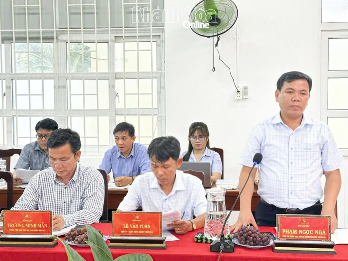 Lãnh đạo Đảng ủy xã Vĩnh Hải báo cáo kết quả thực hiện công tác dân vận chính quyền, dân chủ ở cơ sở.