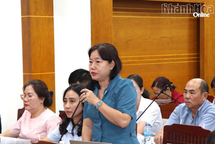 Bà Phan Thị Thảo Uyên - Hiệu trưởng Trường THCS Nha Trang phát biểu tại buổi làm việc.