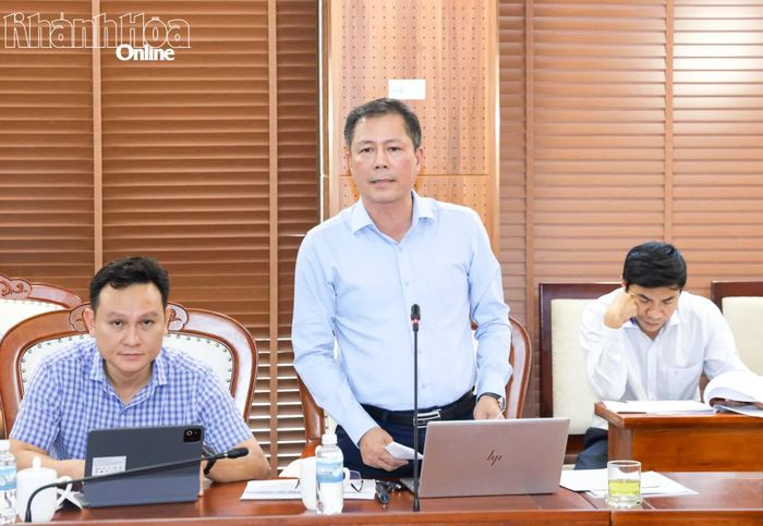 Lãnh đạo Ban quản lý Khu kinh tế và Khu công nghiệp tỉnh giải đáp một số thắc mắc của các chủ đầu tư.