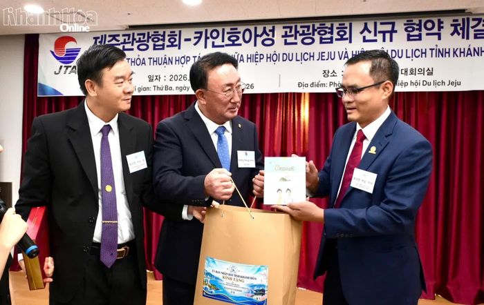 Lãnh đạo Công ty TNHH Nhà nước Một thành viên Yến sào Khánh Hòa giới thiệu các sản phẩm đặc trưng của công ty tại buổi lễ.