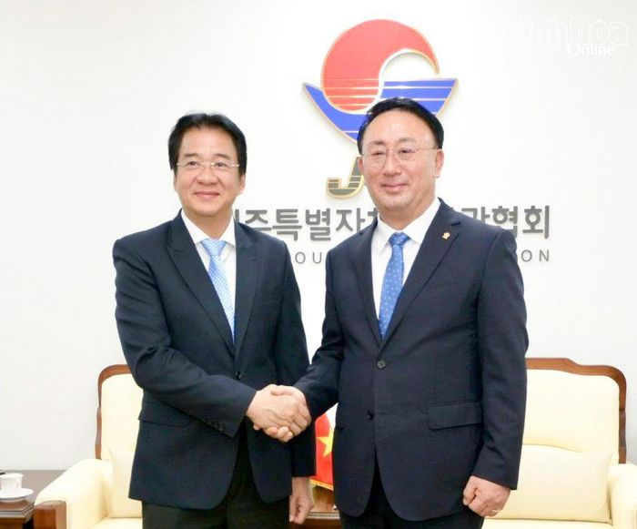 Ông Kang Dong-hoon chào đón đồng chí Nguyễn Long Biên và đoàn công tác đến thăm, làm việc.
