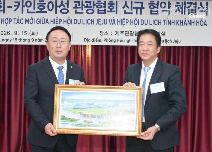 Phó Chủ tịch Thường trực UBND tỉnh Nguyễn Long Biên tặng quà lưu niệm cho ông Kang Dong - hoon.