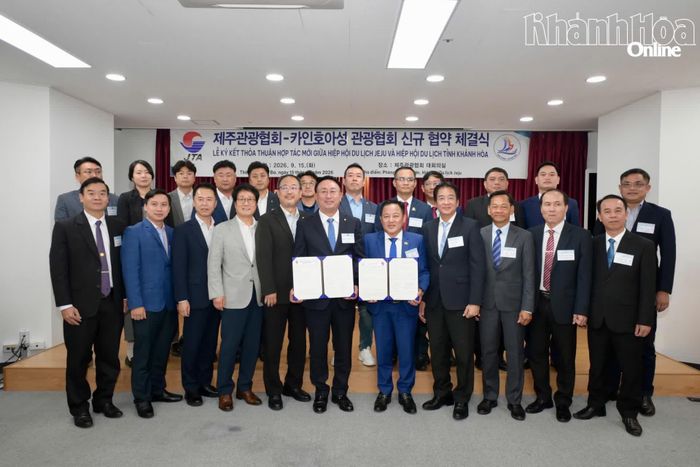 Các đại biểu chúc mừng 2 bên ký kết hợp tác thành công.