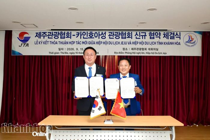 Đại diện Hiệp hội Du lịch tỉnh Khánh Hòa và Hiệp hội Du lịch tỉnh Jeju ký kết biên bản ghi nhớ hợp tác.
