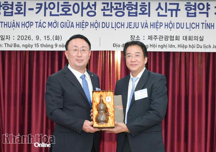 Ông Kang Dong - hoon tặng quà lưu niệm cho đồng chí Nguyễn Long Biên.