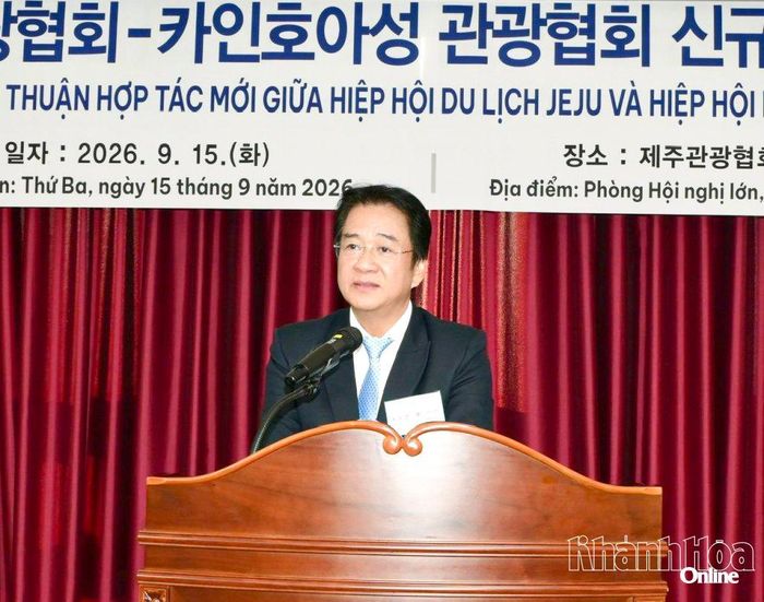 Phó Chủ tịch Thường trực UBND tỉnh Nguyễn Long Biên phát biểu tại lễ ký kết.