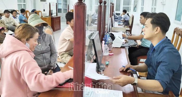 Công chức Trung tâm Phục vụ hành chính công xã Thuận Bắc tiếp nhận, giải quyết hồ sơ thủ tục hành chính cho người dân. Ảnh: LÂM ANH