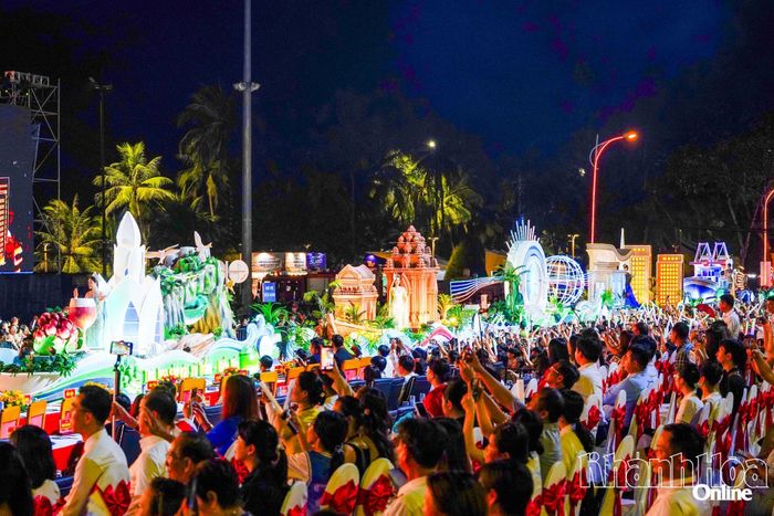 Khán giả xem diễu hành xe hoa trong chương trình khai mạc Festival Biển Khánh Hòa năm 2026.