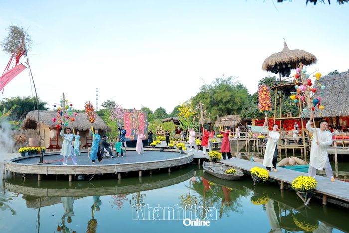 Biểu diễn nghệ thuật tại Làng nghề Nha Trang Xưa.