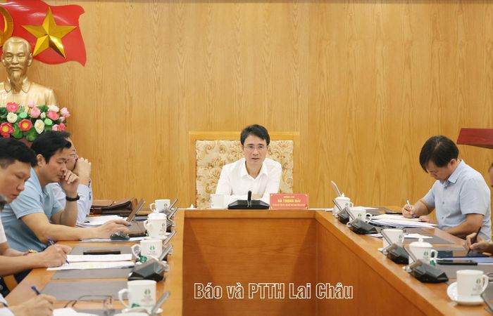 Đồng chí Hà Trọng Hải - Phó Chủ tịch UBND tỉnh, Trưởng Ban Tổ chức Hội thảo chủ trì cuộc họp.