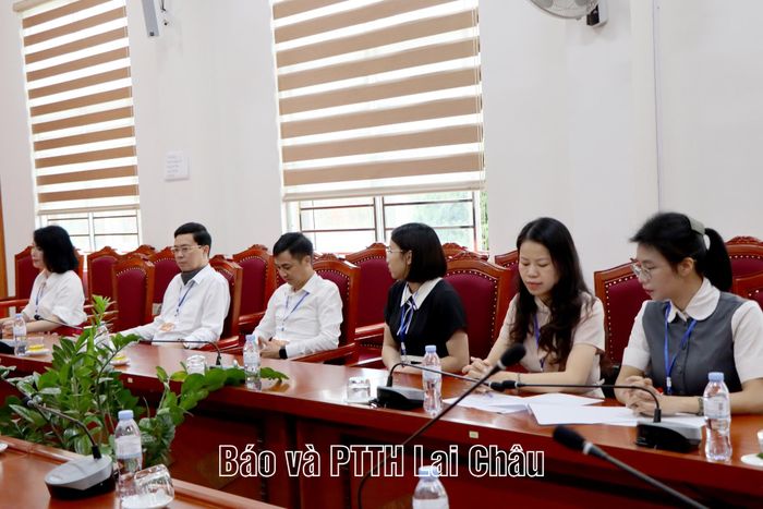 Các đại biểu dự lễ khai mạc.