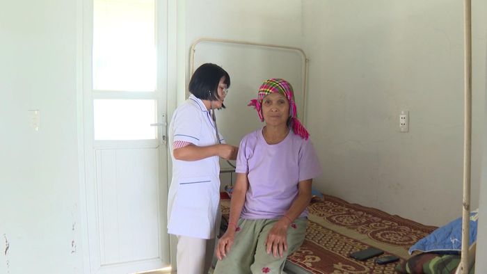 Người dân yên tâm, tin tưởng khám, chữa bệnh khi có bác sĩ làm việc tại trạm y tế xã.