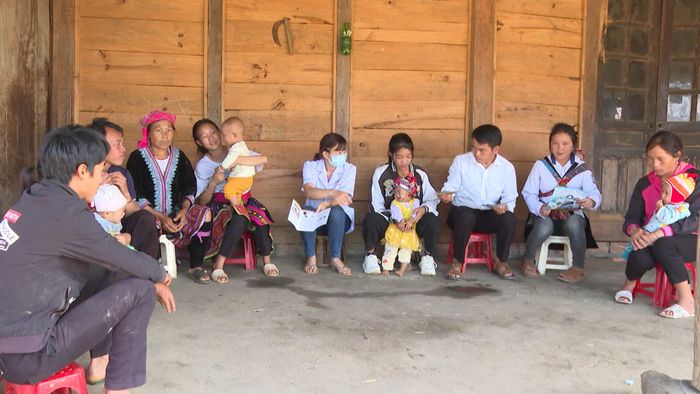 Các y, bác sỹ xã Tả Lèng tuyên truyền kiến thức phòng bệnh cho người dân.