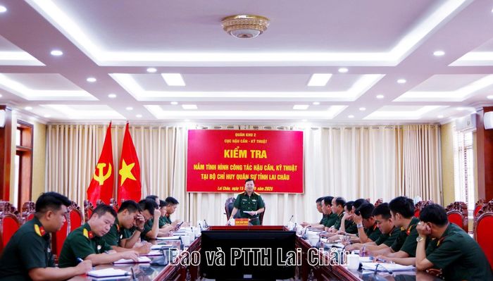Đại tá Đặng Xuân Thành - Chủ nhiệm Hậu cần - Kỹ thuật Quân khu 2 phát biểu kết luận tại buổi kiểm tra.