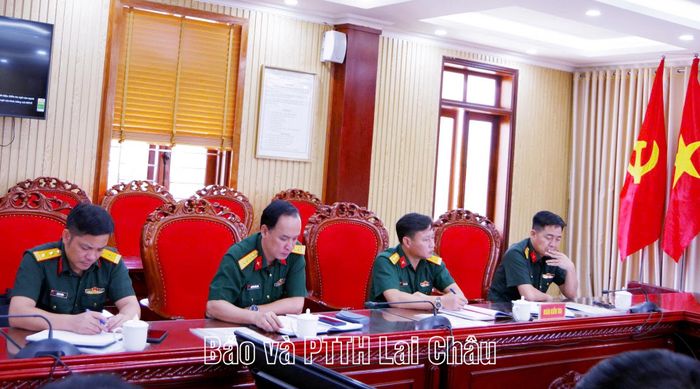 Các đồng chí trong đoàn công tác dự buổi kiểm tra.