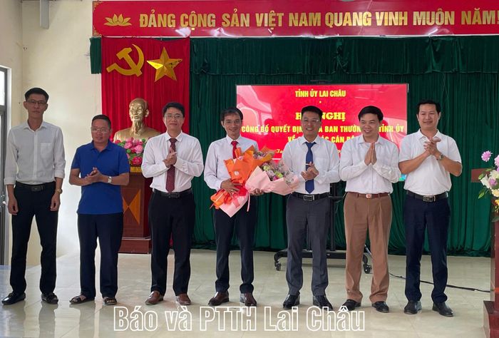 Tập thể lãnh đạo xã Tà Tổng chúc mừng đồng chí Nguyễn Việt Hòa.