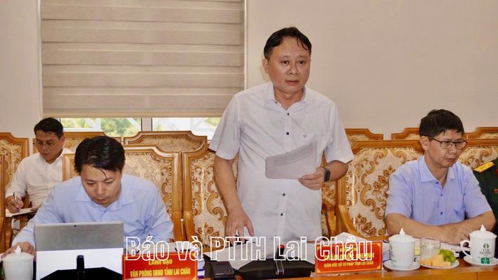 Giám đốc Sở Tư pháp Trần Quốc Khanh tham gia ý kiến tại phiên họp.