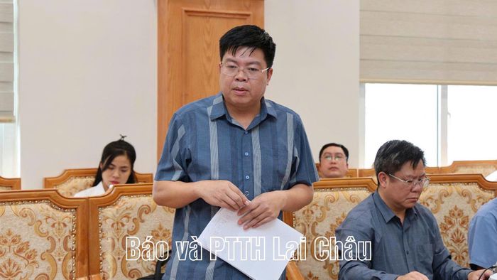 Giám đốc Sở Nội vụ Lò Văn Hương thông qua dự thảo báo cáo thực trạng biên chế trên địa bàn tỉnh.