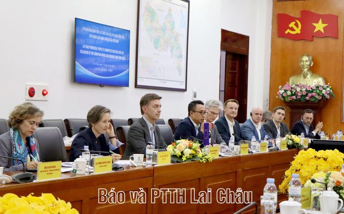 Thành viên đoàn công tác tham gia buổi làm việc.