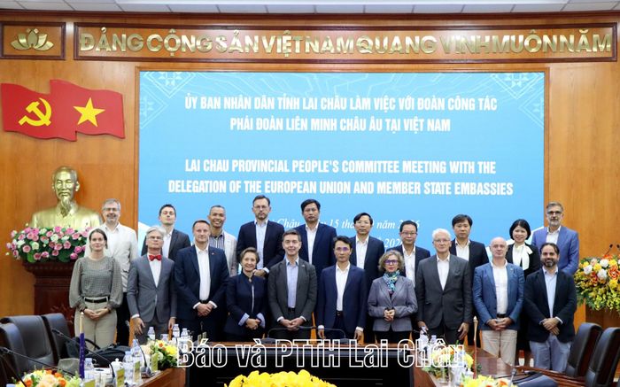 Đoàn công tác và đại biểu tỉnh Lai Châu chụp ảnh lưu niệm.
