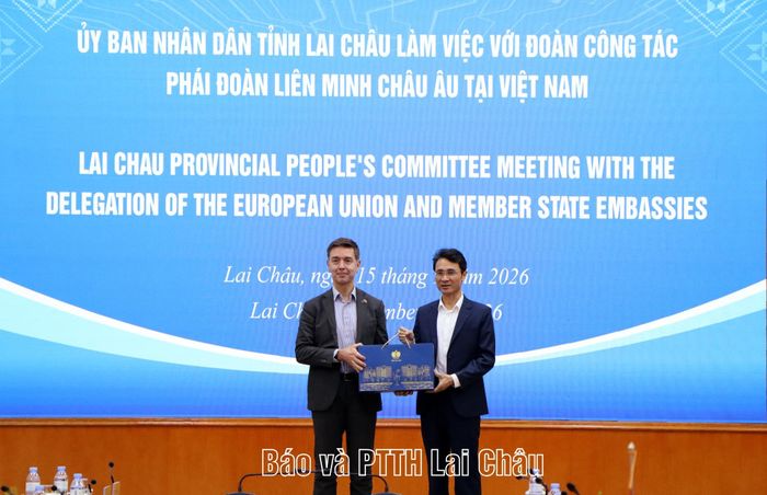 ... tặng ngài Julien Guerrier - Đại sứ Liên minh Châu Âu tại Việt Nam món quà OCOP của tỉnh Lai Châu.