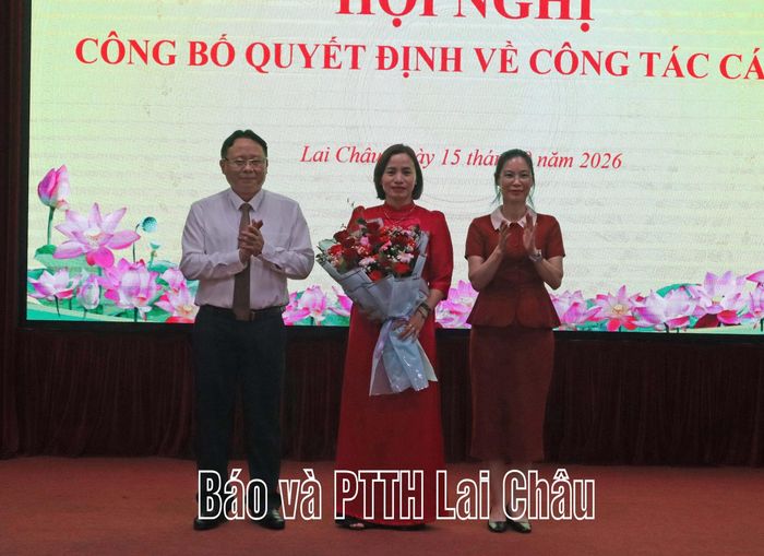 Lãnh đạo Sở Tư Pháp chúc mừng đồng chí Nguyễn Thị Nhàn.