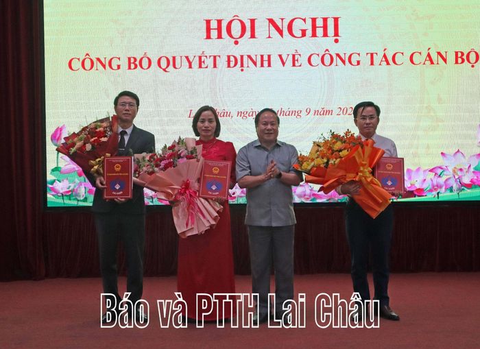 Đồng chí Tống Thanh Hải - Phó Chủ tịch Thường trực UBND tỉnh trao quyết định cho các đồng chí được bổ nhiệm.