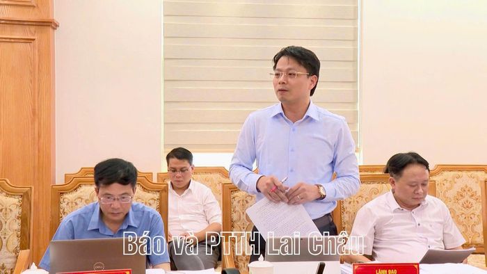 Chánh Văn phòng UBND tỉnh Hoàng Minh Hải tham gia ý kiến tại phiên họp.