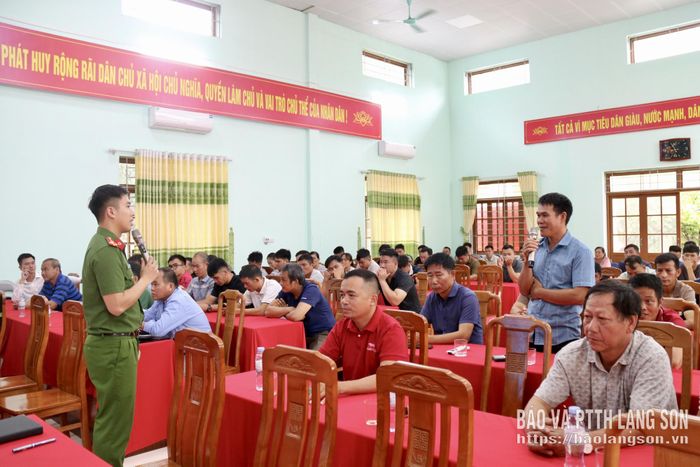 Cán bộ Phòng Cảnh sát PCCC&CNCH Công an tỉnh và học viên trao đổi kiến thức, kỹ năng trong sử dụng phương tiện CNCH
