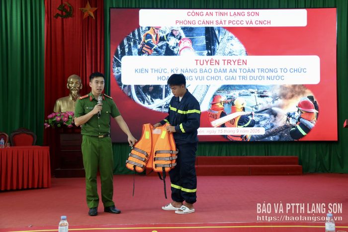 Cán bộ Phòng Cảnh sát PCCC&CNCH, Công an tỉnh giới thiệu, hướng dẫn về cách sử dụng áo phao