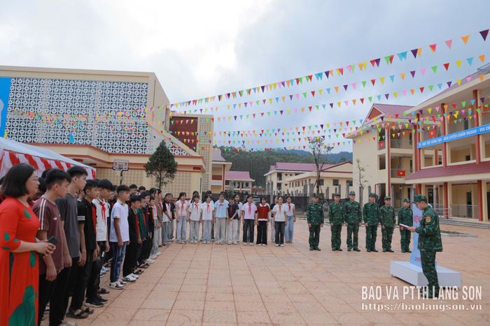 Cán bộ, chiến sĩ Đồn Biên phòng Pò Mã giới thiệu về cột mốc cho học sinh Trường Phổ thông nội trú Tiểu học và THCS Quốc Khánh
