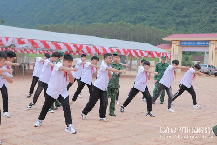 Cán bộ, chiến sĩ Đồn Biên phòng Pò Mã dạy võ cho học sinh Trường Phổ thông nội trú Tiểu học và THCS Quốc Khánh
