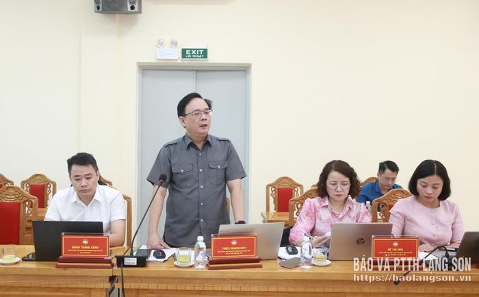 Phó Chủ tịch Ủy ban MTTQ Việt Nam tỉnh, Chủ tịch Hội Nông dân tỉnh phát biểu tại cuộc họp