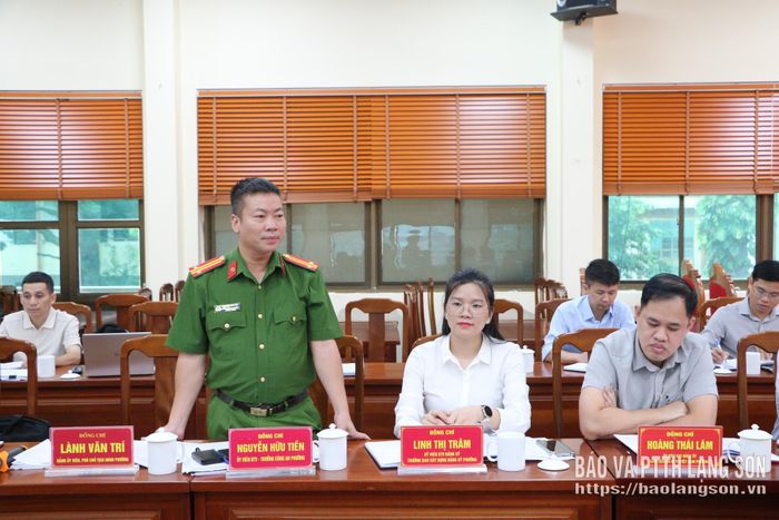 Lãnh đạo Công an phường Lương Văn Tri báo cáo việc triển khai nhiệm vụ thuộc thẩm quyền