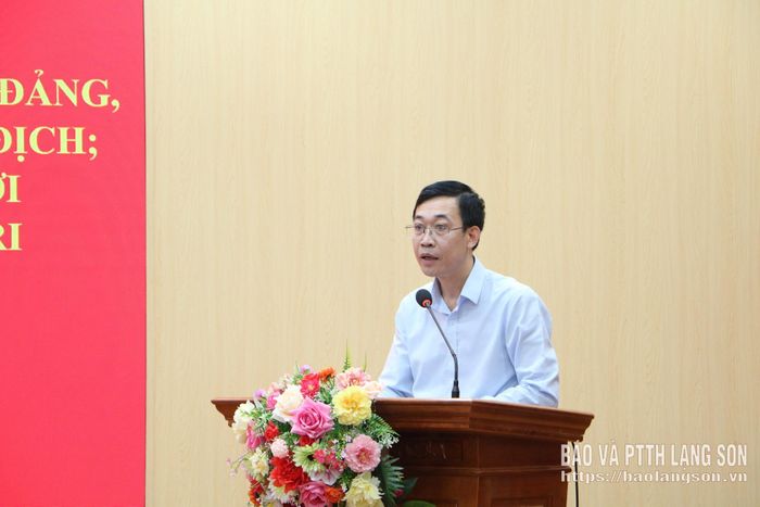 Lãnh đạo Đảng ủy phường Lương Văn Tri báo cáo việc triển khai nhiệm vụ trên địa bàn