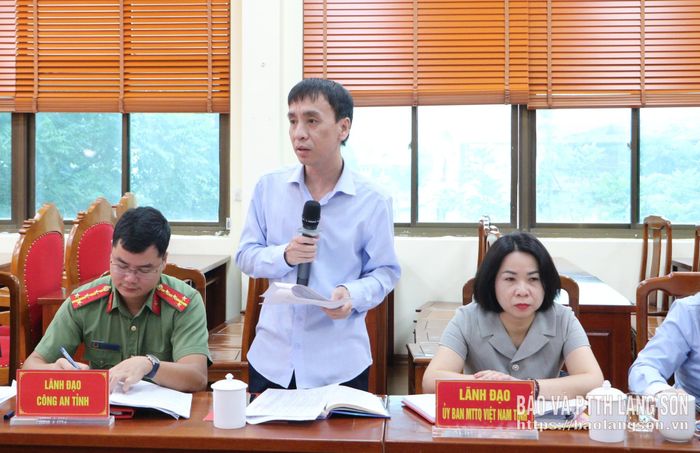 Đại diện Sở Khoa học và Công nghệ trao đổi một số nội dung