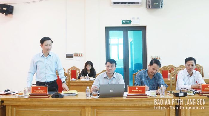 Đồng chí Nguyễn Hoàng Tùng, Ủy viên Ban Thường vụ Tỉnh ủy, Phó Bí thư Thường trực Đảng ủy MTTQ, các đoàn thể tỉnh, Phó Chủ tịch Thường trực Ủy ban MTTQ Việt Nam tỉnh phát biểu tại hội nghị