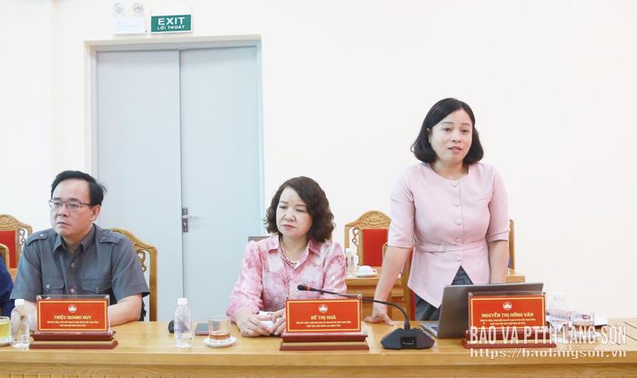 Đồng chí Phó Chủ tịch Ủy ban MTTQ Việt Nam tỉnh, Chủ tịch Hội Liên hiệp Phụ nữ tỉnh, Ủy viên Ban Thường vụ Đảng ủy MTTQ, các đoàn thể tỉnh phát biểu tại hội nghị