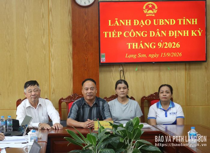 Các công dân trình bày kiến nghị tại buổi tiếp công dân định kỳ tháng 9