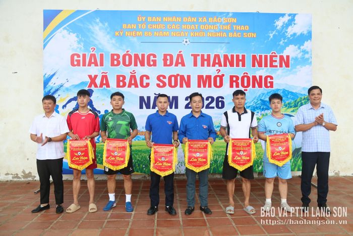 Ban Tổ chức trao cờ lưu niệm cho các đội tham gia giải