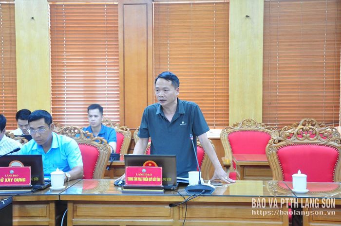 Lãnh đạo Trung tâm Phát triển quỹ đất tỉnh phát biểu tại cuộc họp