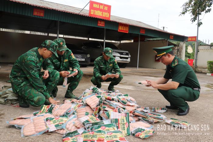 Lực lượng chức năng kiểm tra hàng hóa vi phạm