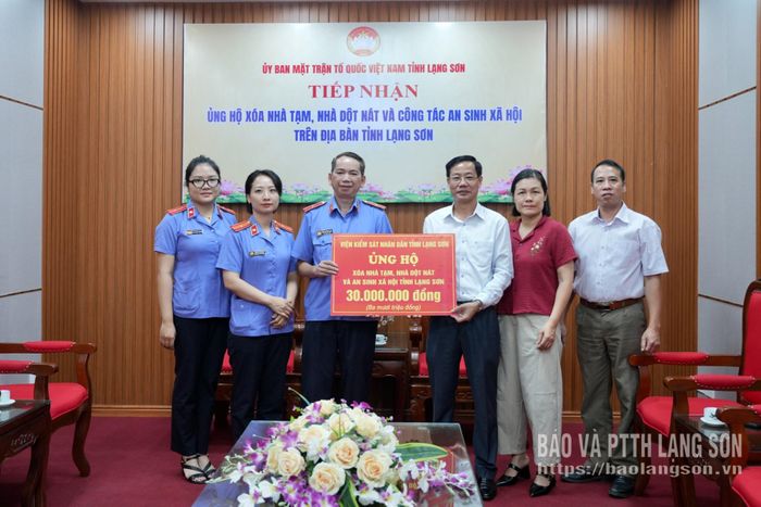 Lãnh đạo Viện Kiểm sát nhân dân tỉnh trao 30 triệu đồng ủng hộ chương trình