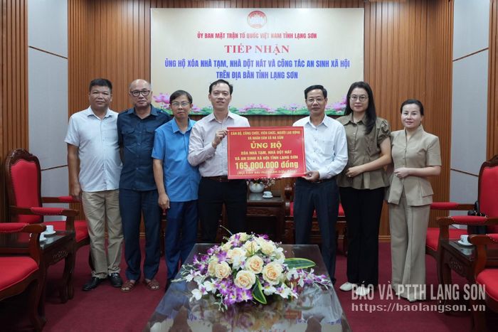 Đoàn công tác xã Na Sầm trao kinh phí ủng hộ tại Ủy ban MTTQ Việt Nam tỉnh