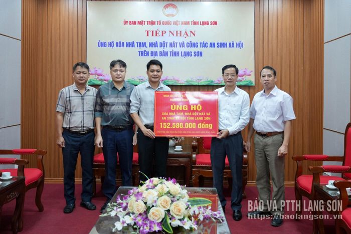 Lãnh đạo xã Hội Hoan trao kinh phí ủng hộ tại Ủy ban MTTQ Việt Nam tỉnh