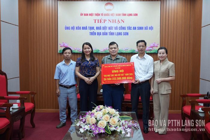 Đoàn công tác xã Lộc Bình trao kinh phí ủng hộ tại Ủy ban MTTQ Việt Nam tỉnh