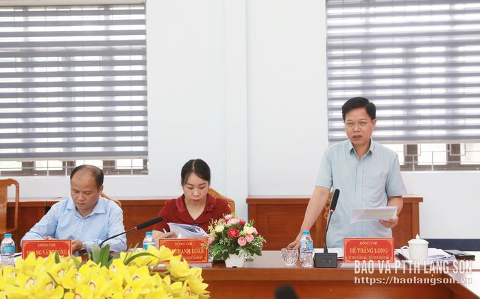 Lãnh đạo Đảng ủy xã Thuỵ Hùng báo cáo kết quả triển khai các nhiệm vụ với đoàn kiểm tra